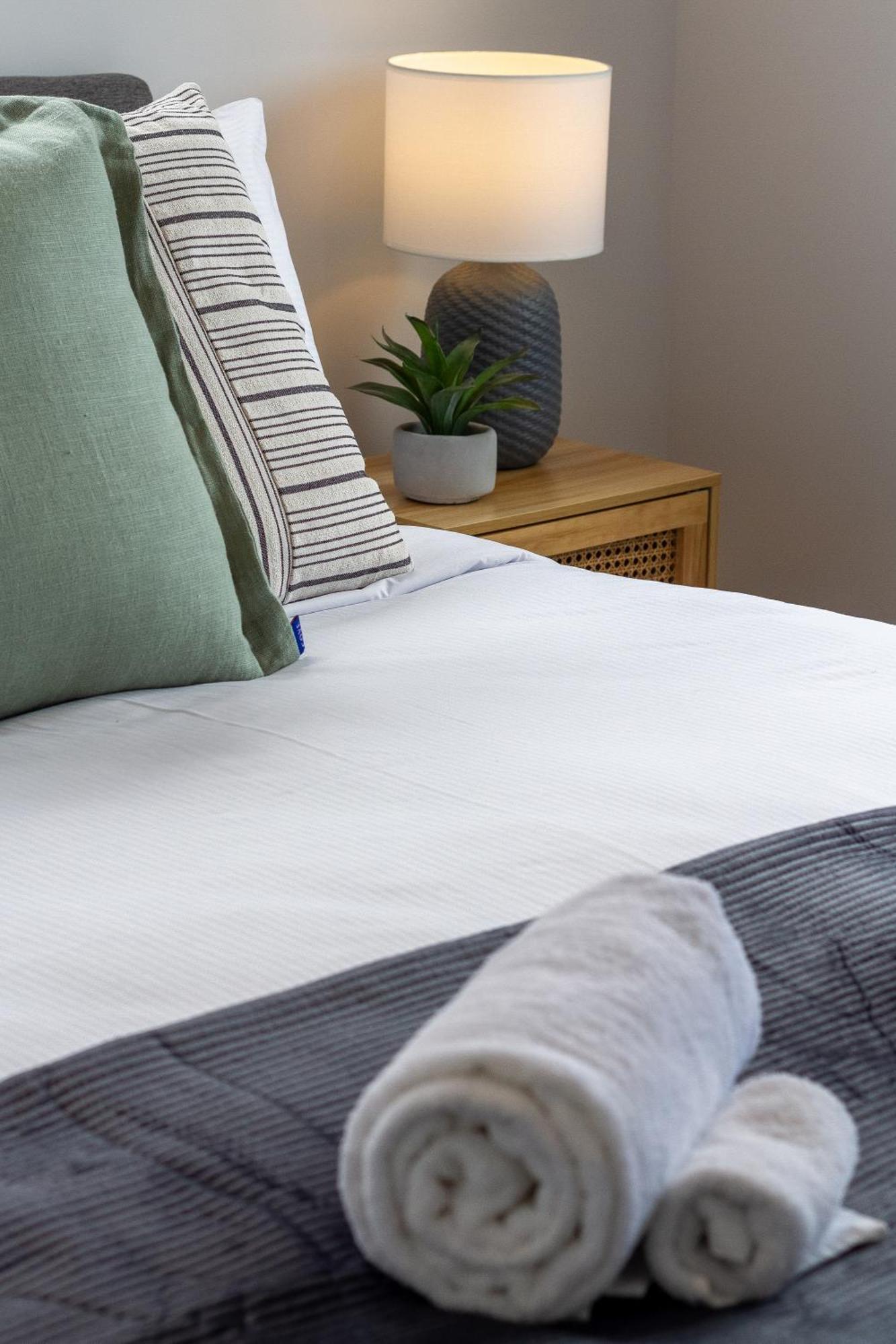 2Br Townhouse: Cosy, Close To City, Car Park Christchurch Extérieur photo